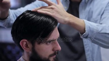 İstemcinin önce bir kuaför dükkanında saç kesimi saç tarama berber