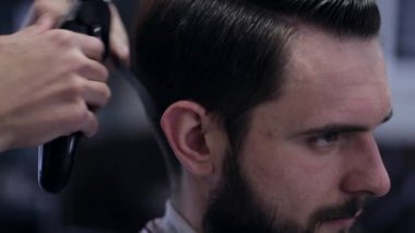 Tıraş, berber, saç kesimi beyaz adamla şekli berber yakın çekim.