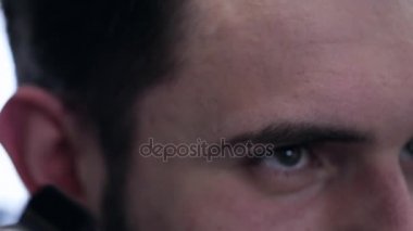 Tıraş, berber, saç kesimi beyaz adamla şekli berber yakın çekim.