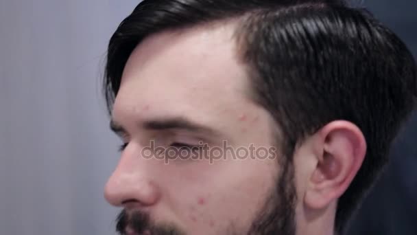 Κουρέας να χτενίζει τα μαλλιά του πελάτη πριν από το κούρεμα στο κουρείο — Αρχείο Βίντεο