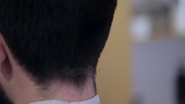 Barber formen upp frisyr vit man med rakapparat på barbershop, närbild. — Stockvideo