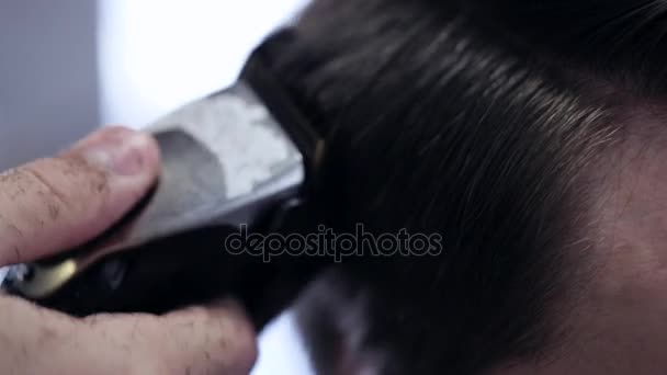 Парикмахер прическу белый мужчина с электрической бритвой в парикмахерской, крупным планом . — стоковое видео