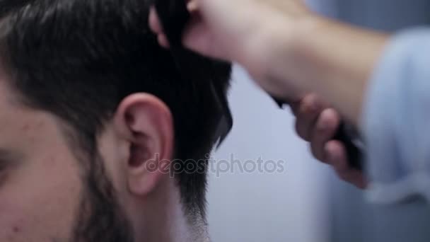 Peluquero forma corte de pelo hombre blanco con afeitadora eléctrica en la barbería, primer plano . — Vídeos de Stock