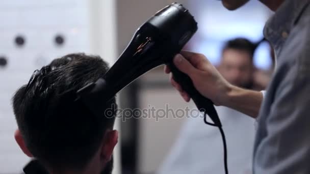 Перукарня сушить волосся для чоловіків клієнта з феном і гребінець, великим планом. — стокове відео