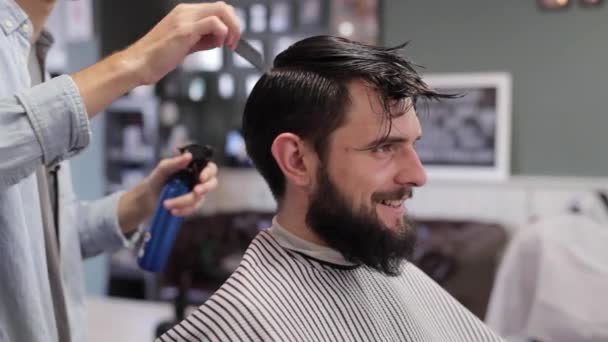 Barbeiro pentear o cabelo do cliente antes do corte de cabelo em uma barbearia — Vídeo de Stock