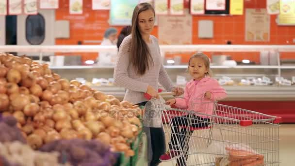 母亲和女儿选择蔬菜时在超市购买食品杂货 — 图库视频影像