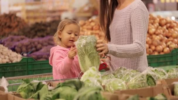 Mor och dotter att välja grönsaker medan matinköp i stormarknad — Stockvideo