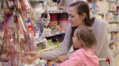 Anne ve Kız Süpermarkette Alışveriş