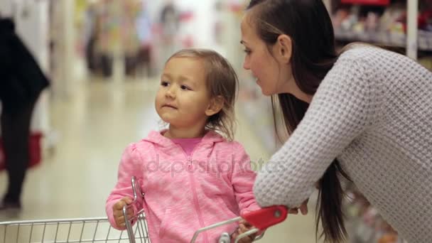 Sorrindo mãe e filha conversando no supermercado — Vídeo de Stock