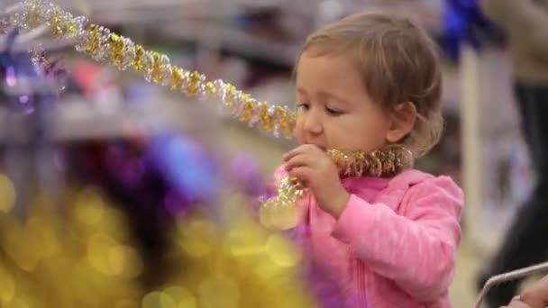 Jovem mãe atraente com compras de menina decorar para a árvore de Natal . — Vídeo de Stock