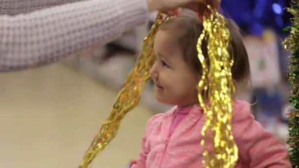 Mãe e filha se divertindo com decorar para árvore de xmas no supermercado . — Vídeo de Stock