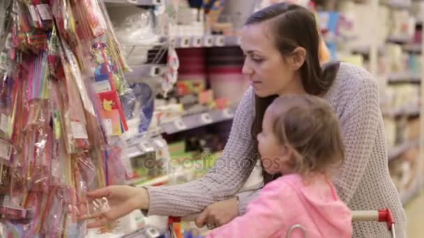 Мать и дочь Шоппинг в супермаркете — стоковое видео