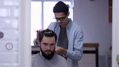 Berber Dükkanı sakallı yakışıklı adam. Tıraş ile çalışan Kuaför.