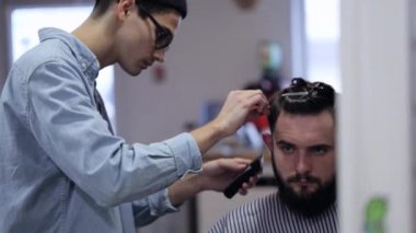 Berber Dükkanı sakallı yakışıklı adam. Tıraş ile çalışan Kuaför.