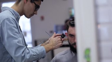 Berber Dükkanı sakallı yakışıklı adam. Tıraş ile çalışan Kuaför.