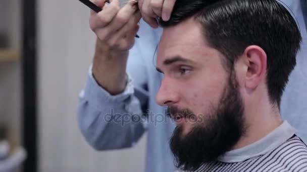 Pentear o cabelo e styling na barbearia — Vídeo de Stock