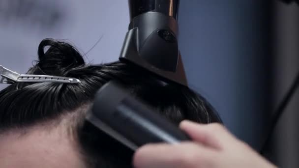 Holič, česání vlasů klienta, než účes v kadeřnictví — Stock video