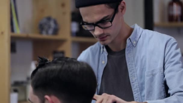 Schöner Mann mit Bart im Friseurladen. Friseur arbeitet mit Rasiermesser. — Stockvideo