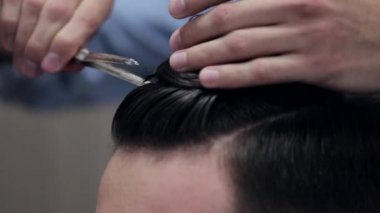Saç tarama ve kuaför dükkanında styling