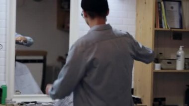 Saç tarama ve kuaför dükkanında styling