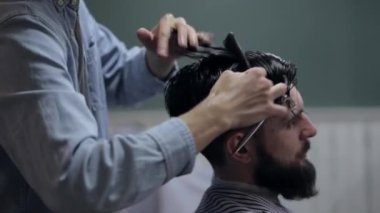 Saç tarama ve kuaför dükkanında styling