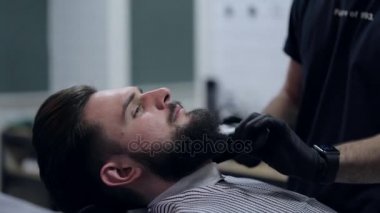 Erkek Kuaför kesim sakal tıraş bir kuaför dükkanında.