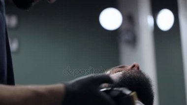 Erkek Kuaför kesim sakal tıraş bir kuaför dükkanında.