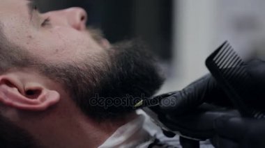 Erkek Kuaför kesim sakal tıraş bir kuaför dükkanında.