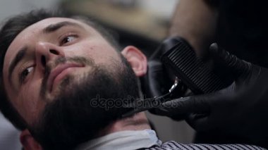 Makas kuaför dükkanında erkek Kuaför kesim sakal.