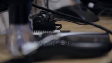 Tıraş ve tarak tam aracı kurulu Kuaför siyah eldiven alır.