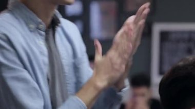 Bazı balmumu ekleme ve istemci penye berber.