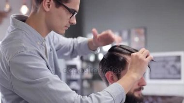 İstemcinin önce bir kuaför dükkanında saç kesimi saç tarama berber
