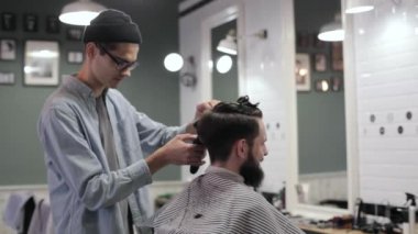 Berber Dükkanı sakallı yakışıklı adam. Tıraş ile çalışan Kuaför.