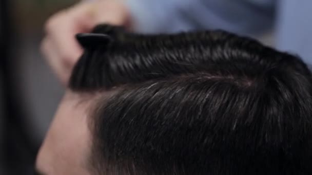 Combing of hair and styling in barber shop — Stock Video