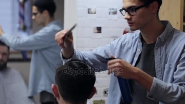 Pentear o cabelo e styling na barbearia — Vídeo de Stock