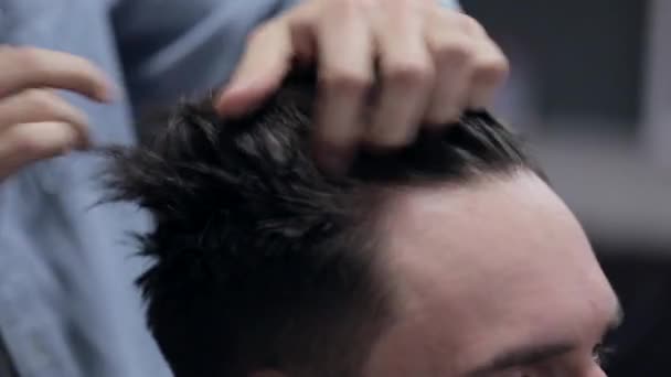 Barbeiro adicionando cera e penteando cliente . — Vídeo de Stock