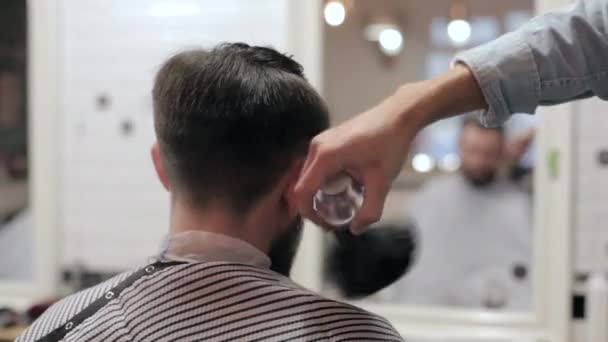 Manlig Frisör med en manlig klient på barbershop. Barber använder en Talk. — Stockvideo