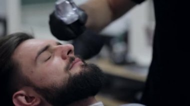 Saç şekillendirme işlemi. Bir Talk için genç bir erkek istemcisi kullanarak bir Kuaför Close-Up.