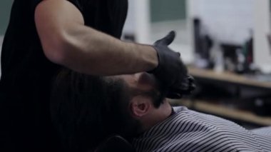 Kuaför berber istemcisinde sakal tıraş