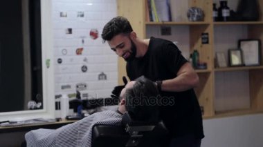 Kuaför berber istemcisinde sakal tıraş