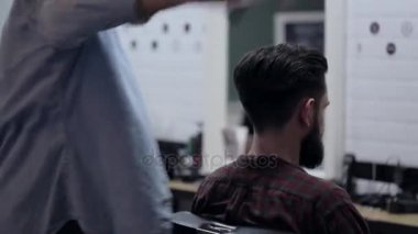 İstemci sakallı salon cape alarak ve bir Talk kullanarak berber