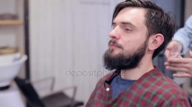 Kuaför Saç kesimi istemciye hazırlar. Profesyonel araçlar ile rahat Berber Dükkanı