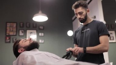 Kuaför eldiven tıraş için müvekkilinin kuaför dükkanında Giydir