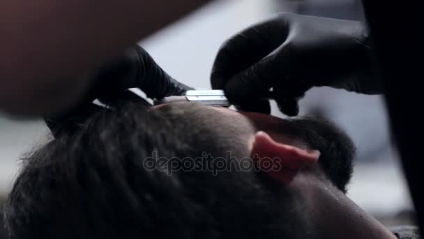 Peluquero afeita la barba del cliente en la barbería — Vídeos de Stock