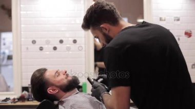 Kuaför kesim sakal tıraş bir kuaför dükkanında.