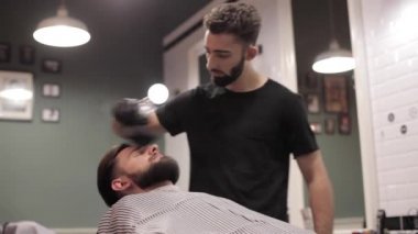 Sakal kesme ve Talk bir kuaför dükkanında kullanarak Kuaför.