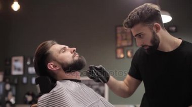Kuaför kesim sakal tıraş bir kuaför dükkanında.