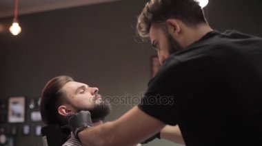 Kuaför kesim sakal tıraş bir kuaför dükkanında.