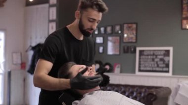 Sakal istemci ve kuaför dükkanında dans penye Kuaför.