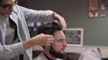 Bazı balmumu ekleme ve istemci penye berber.